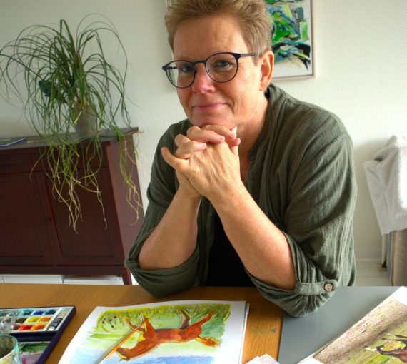 Billedkunstner Lotte Lamp i atelieret med hesteakvarel-Svendborg-DK