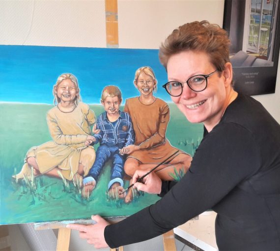 Profilfoto Lotte Lamp med bestillingsarbejde, portrætmaleri af 3 børn, 2021